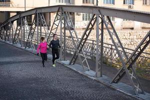 jeune couple faisant du jogging photo