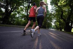 couple faisant du jogging à l'extérieur photo