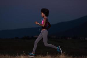 jeune femme afro-américaine faisant du jogging dans la nature photo