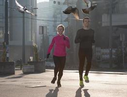 jeune couple faisant du jogging photo