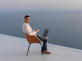 jeune homme détendu à la maison sur le balcon photo