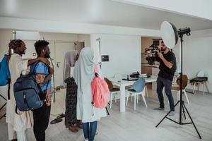 un vidéaste dans un home studio capture un groupe d'étudiants modernes avec une caméra professionnelle. photo