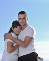 couple se reposant sur un balcon photo