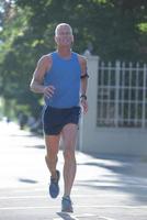 bel homme âgé faisant du jogging photo