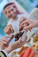 famille musulmane ayant l'iftar ensemble pendant le ramadan. photo