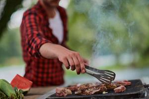 homme cuisinant des plats savoureux pour un dîner français photo