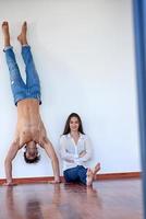 heureux jeune couple romantique s'amuser se détendre à la maison photo