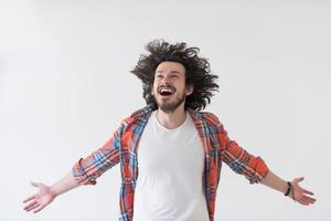 homme debout à bras ouverts isolé sur un blanc photo