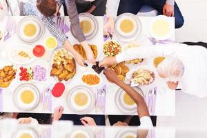 vue de dessus de la famille musulmane multiethnique moderne ayant une fête du ramadan photo