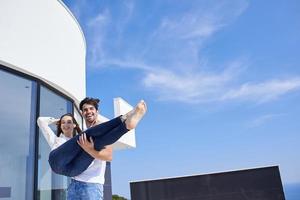 heureux jeune couple romantique s'amuser se détendre à la maison photo