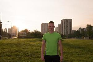 portrait d'un jeune homme faisant du jogging photo