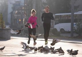 jeune couple faisant du jogging photo