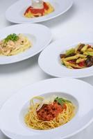 spaghettis italiens sur blanc photo