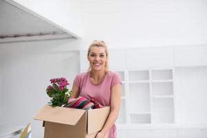 fille emménageant dans le nouvel appartement photo