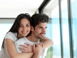 jeune couple détendu à la maison photo