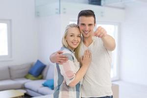 couple montrant les clés de leur nouvelle maison photo