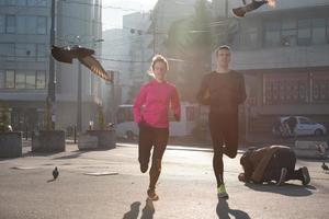 jeune couple faisant du jogging photo