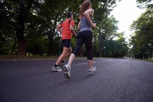 couple faisant du jogging à l'extérieur photo