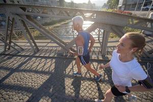 couple faisant du jogging à l'extérieur photo