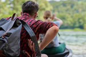 des amis font du canoë dans une rivière sauvage photo