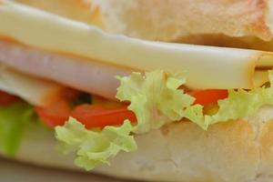 sandwich sur une surface blanche photo