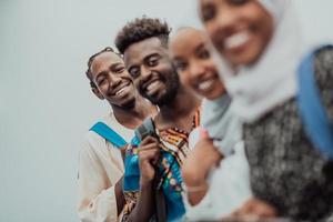 photo d'un groupe d'étudiants africains heureux qui parlent et se réunissent pour faire leurs devoirs filles portant le hijab musulman traditionnel soudanais