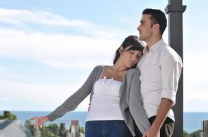 couple se reposant sur un balcon photo