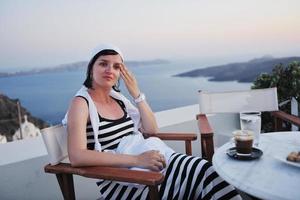 femme grecque dans les rues d'oia, santorin, grèce photo