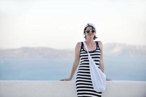 femme grecque dans les rues d'oia, santorin, grèce photo