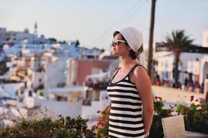 femme grecque dans les rues d'oia, santorin, grèce photo