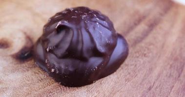 guimauves blanches crémeuses au chocolat au lait tournant en cercle photo