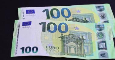 les billets en espèces de 50 euros sont empilés sur la table photo