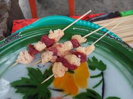 cinq morceaux de satay de boeuf dans une brochette faite de morceaux de bambou. il est brûlé sur des charbons jusqu'à ce qu'il soit cuit. emplacement à talaga, province de gorontalo 18 août 2022 photo