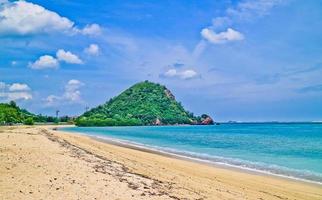 la beauté de la plage tropicale de mandalika, lombok, west nusa tenggara, indonésie photo