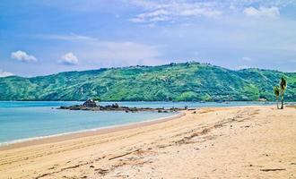 la beauté de la plage tropicale de mandalika, lombok, west nusa tenggara, indonésie photo