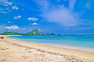 la beauté de la plage tropicale de mandalika, lombok, west nusa tenggara, indonésie photo