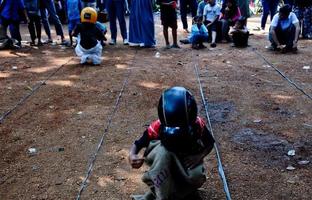 divers concours pour commémorer le jour de l'indépendance de l'indonésie ont été organisés de manière simple mais toujours vivante. course en sac, concours de consommation de craquelins, tir à la corde, concours d'escalade d'arec. photo