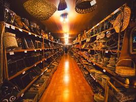 bandar anzali, iran, 2022 - femme touriste explore les produits artisanaux paniers accessoires boutique à bandar anzali photo