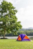 tente dôme camping au bord du lac photo