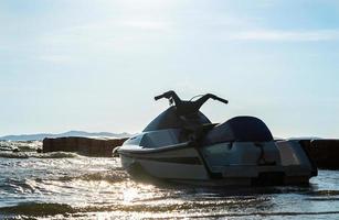 jet ski stationné sur la mer photo