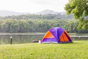 tentes dômes camping en forêt photo