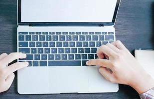 homme travaillant avec un ordinateur portable sur la table photo