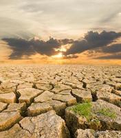 terre de sécheresse sous le coucher du soleil du soir photo