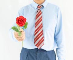 homme tenant avec une rose rouge sur fond blanc photo