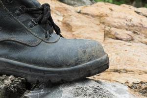 botte de trekking en cuir sur le rocher photo