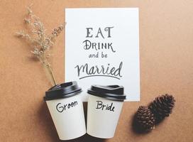 devis marié sur papier avec tasse à café marié et mariée pour idée de mariage photo