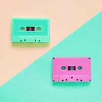 cassette rétro colorée à plat sur fond de couleur pastel, style minimal photo