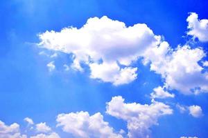 fond de ciel bleu et nuages blancs flou artistique. nuages de ciel bleu pour le fond. fond naturel. photo