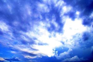 fond de ciel bleu et nuages blancs flou artistique. nuages de ciel bleu pour le fond. fond naturel. photo