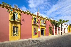 oaxaca, mexique, rues pittoresques de la vieille ville et bâtiments coloniaux colorés dans le centre-ville historique